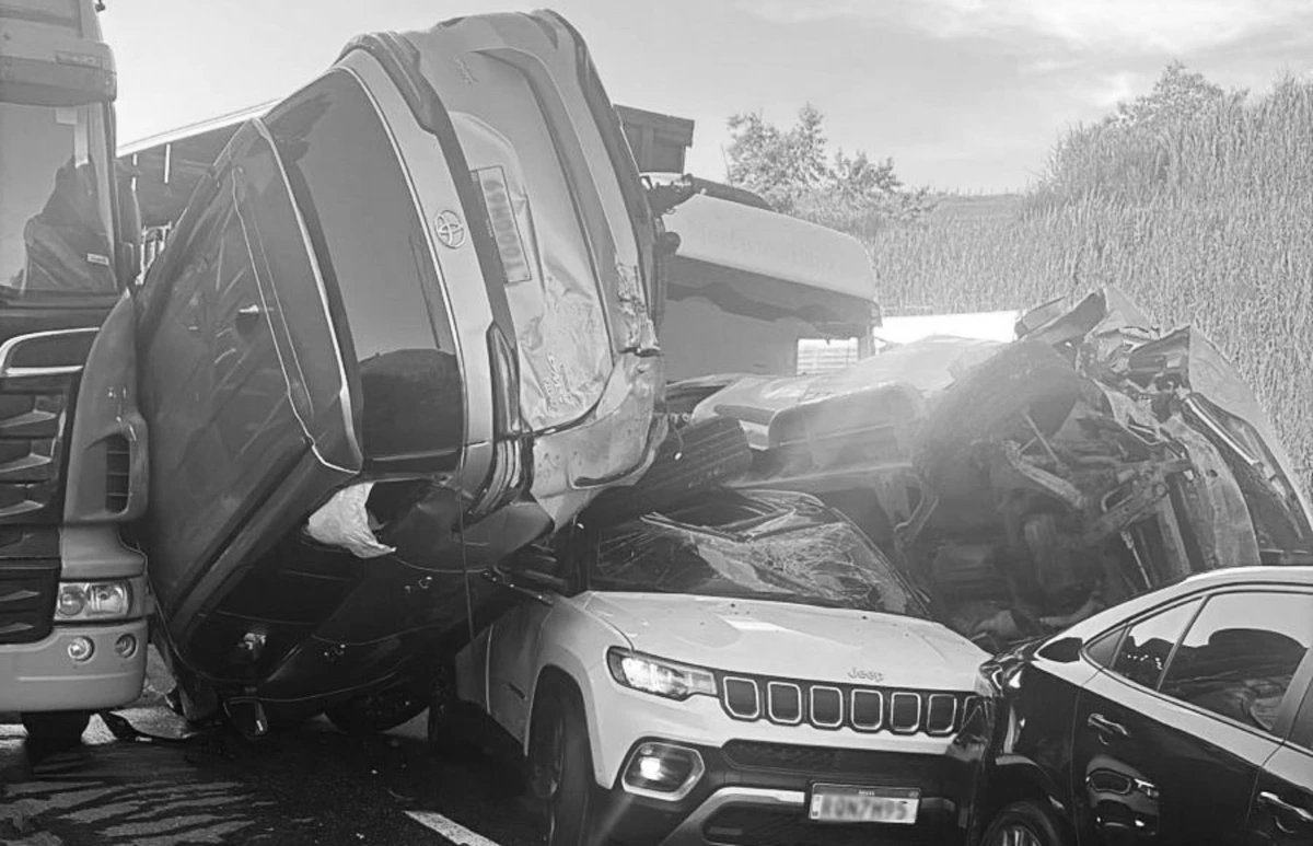 Veículos envolvidos em engavetamento na BR 101, em Iconha