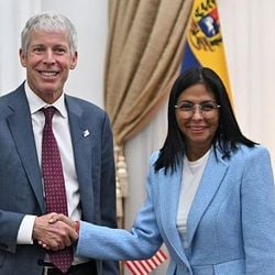 Desde a queda de Nicolás Maduro, os Estados Unidos assumiram a comercialização do petróleo venezuelano, bem como a transferência e administração das receitas provenientes dessas vendas. A BBC explica como funciona esse processo e quais questões estão em jogo.