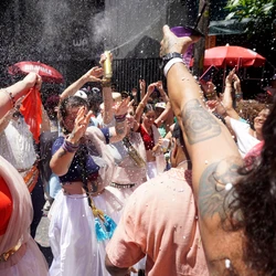 O aumento da transpiração, aliado ao uso de roupas apertadas e tecidos sintéticos, altera o pH da região íntima, facilitando a proliferação de fungos e bactérias