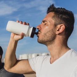 Especialista explica como hidratação, alimentação, sono e pequenas mudanças de rotina ajudam a manter disposição e bem-estar durante os dias de festa