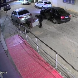 Criminosos arrombaram portas, reviraram o local e levaram cerca de R$ 2,5 mil; segundo a proprietária essa é a terceira vez que o local é alvo de furto