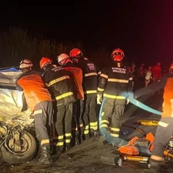 Batida aconteceu no distrito de Baunilha, zona rural de Colatina, na noite dessa quinta-feira (12). O motociclista morreu na hora e outras duas pessoas sofreram ferimentos leves