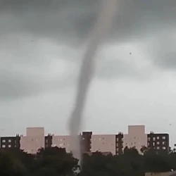 O fenômeno, registrado no bairro Fragata por volta das 10h45 de quinta-feira (12), causou danos em uma oficina mecânica