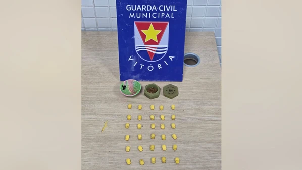 Dois jovens, de 18 e 21 anos, foram presos. Eles disseram que os comprimidos da droga seriam vendidos durante o Carnaval