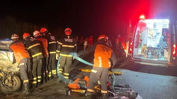 Batida aconteceu no distrito de Baunilha, zona rural de Colatina, na noite dessa quinta-feira (12). O motociclista morreu na hora e outras duas pessoas sofreram ferimentos leves