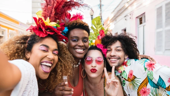 Há uma elegância que poucos comentam: a de saber voltar. Festa bonita é aquela que não exige explicações na quarta-feira