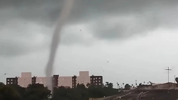 O fenômeno, registrado no bairro Fragata por volta das 10h45 de quinta-feira (12), causou danos em uma oficina mecânica