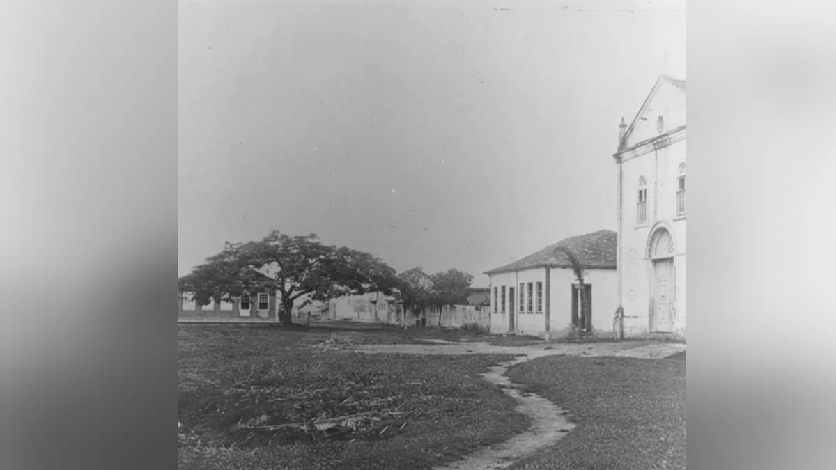 A Igrejinha Velha foi erguida no ano de 1888, no mesmo local onde em 1857 havia sido erguida a primeira igreja de Linhares
