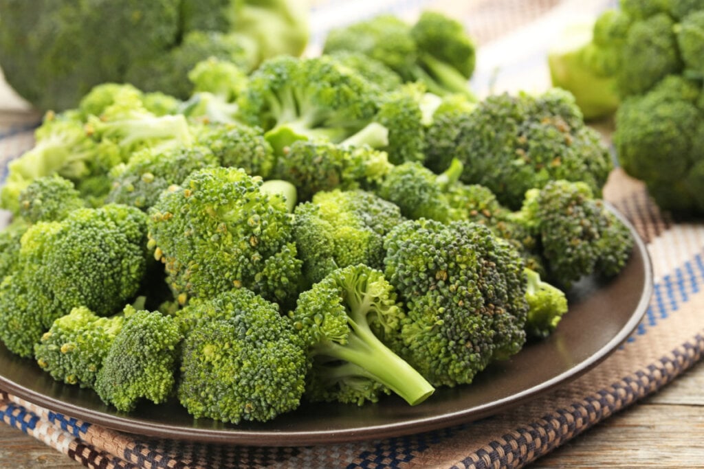 O brócolis deve ter a cabeça firme, compacta e com cor verde intensa (Imagem: 5 second Studio | Shutterstock)