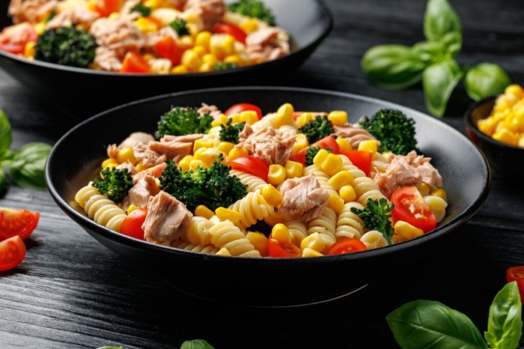 Salada de macarrão com atum, brócolis e milho-verde (Imagem: DronG | Shutterstock)