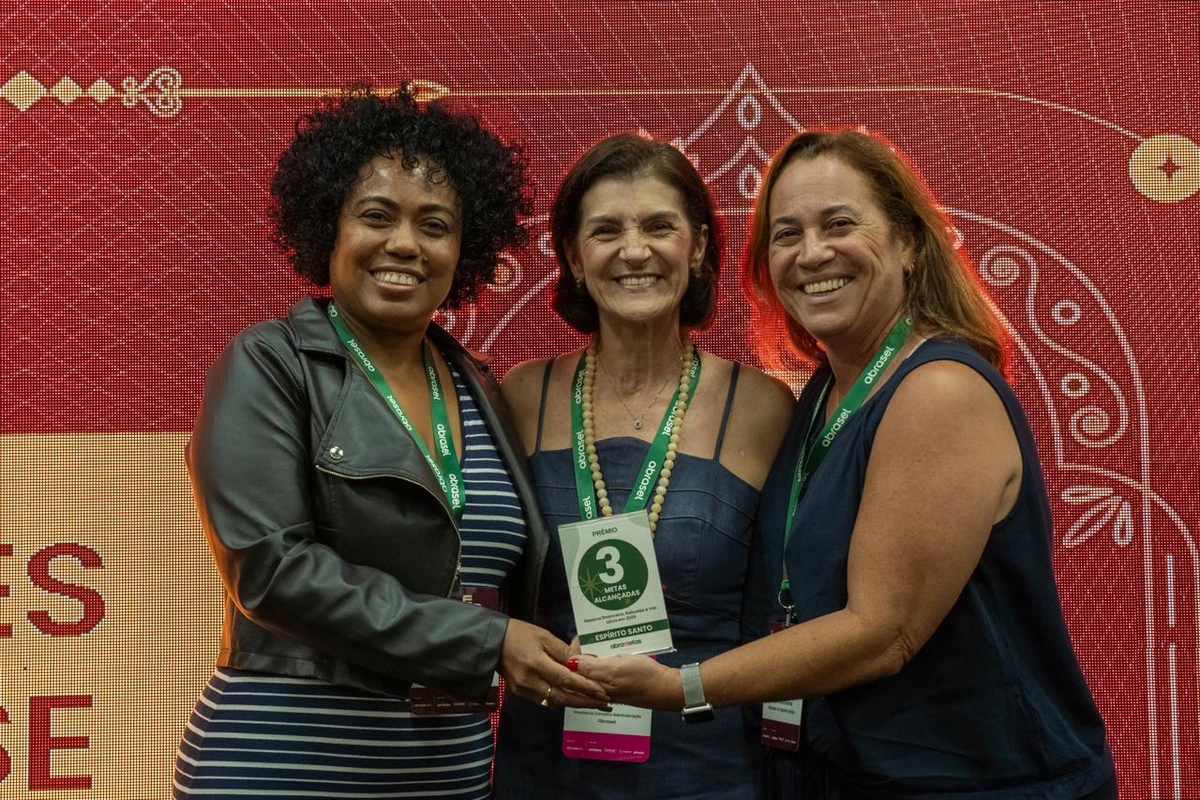 Joaquina dos Santos Gabriel, com a presidente do Conselho de Administração da Abrasel, Rosane Oliveira, e a superintendente do Sindbares/Abrasel ES, Andrea Vieira Milholo