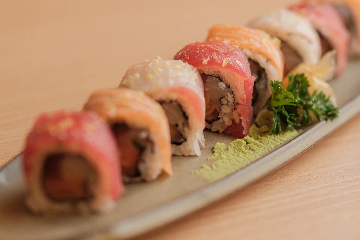 Uramaki Miyo Especial - Salmão, atum e peixe branco envoltos em shari e nori, finalizados com azeite trufado e raspas de limão siciliano (R$ 44/8 unidades) Foto por Pablo Gonçalves