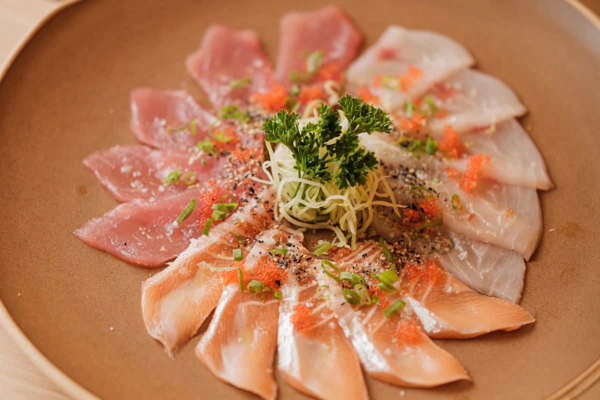 Usuzukuri misto - lâminas de salmão, atum e peixe branco do dia finalizadas com ovas, gergelim e cebolinha (R$ 69) Foto por Pablo Gonçalves