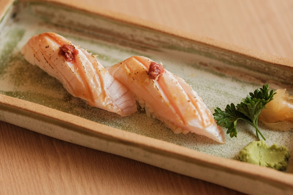 Salmão Umeboshi - salmão sobre shari com missô azedo, finalizado com ameixa japonesa em conserva e raspas de limão siciliano (R$ 27/duas unidades) Foto por Pablo Gonçalves