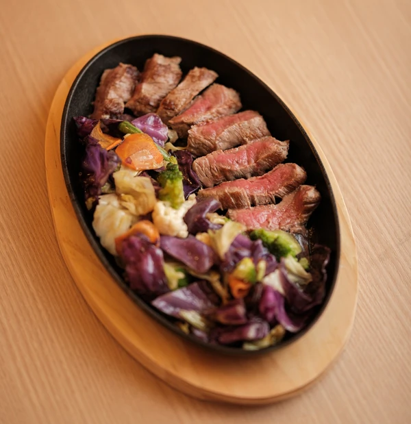 Teppan de filé mignon (R$ 78), servido com legumes, gohan e missoshiro (sopa de missô) Foto por Pablo Gonçalves