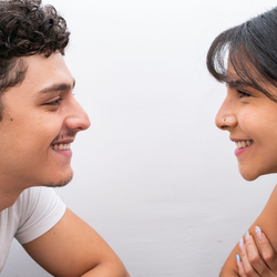 O estudo buscava criar proximidade entre desconhecidos por meio de um questionário que se tornava cada vez mais pessoal. Para a escritora Mandy Len Catron, funcionou