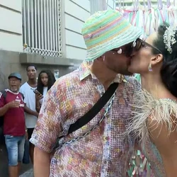 Em bloco personalizado chamado “As 4 Estações de Nós”, o casal e convidados percorreram alguns pontos da Capital até chegar ao bar onde celebraram a união