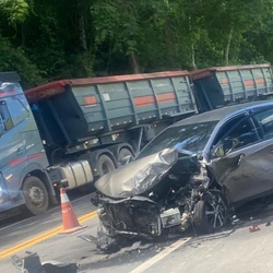 A colisão envolveu dois carros e uma carreta, no início da tarde deste sábado (14); sete pessoas escaparam sem ferimentos