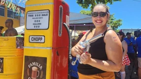 Foliões no Banho de Mar à Fantasia em Manguinhos, na Serra, no carnaval 2026