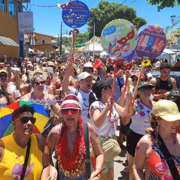 Imagem - Tradicional Banho de Mar à Fantasia anima foliões à beira-mar em Manguinhos