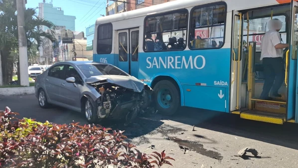 Colisão ocorreu no cruzamento da Avenida Luciano das Neves com a Rua Henrique Moscoso, na manhã deste sábado (14); ninguém se feriu