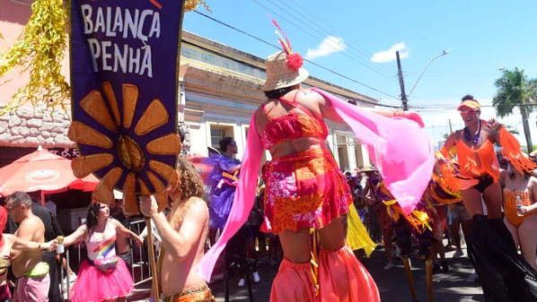 Conhecido pela batida marcante da percussão e pela potência dos instrumentos de sopro, o bloco embalou os foliões neste sábado (14)