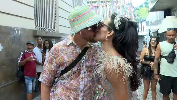 Em bloco personalizado chamado “As 4 Estações de Nós”, o casal e convidados percorreram alguns pontos da Capital até chegar ao bar onde celebraram a união