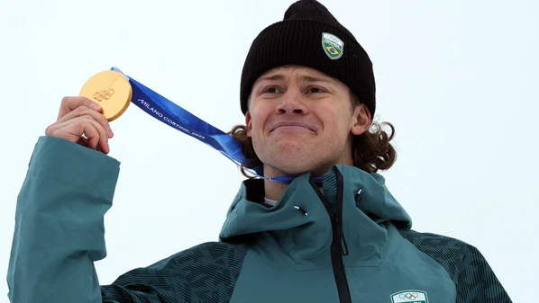 Filho de mãe brasileira e pai norueguês, atleta foi campeão do slalom gigante no esqui alpino em Milão Cortina, neste sábado (14)