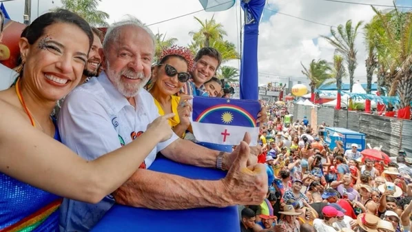 Em ano eleitoral, presidente é tema de samba-enredo da Acadêmicos de Niterói; oposição diz que apresentação é propaganda eleitoral antecipada