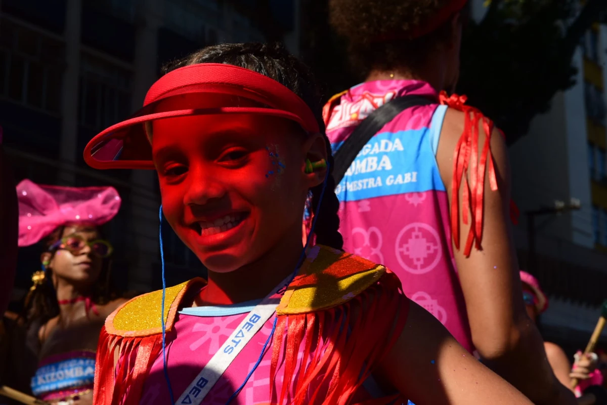 Afrokizomba leva ritmo e representatividade à Avenida Beira-Mar por Ricardo Medeiros