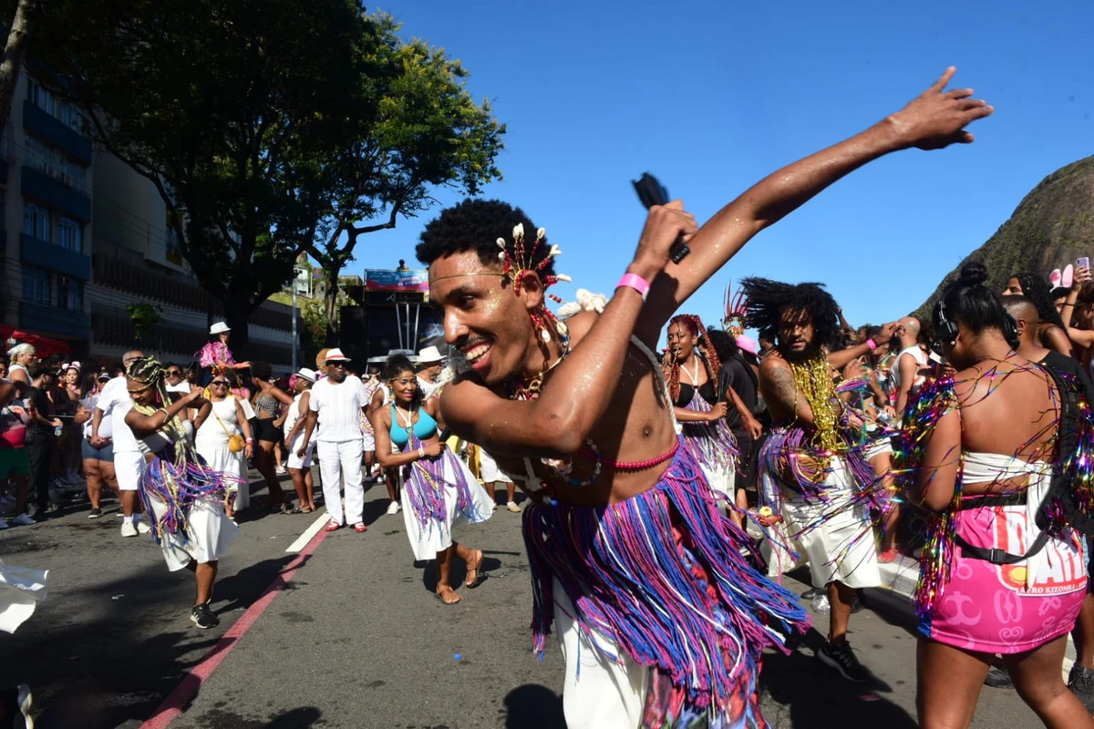 Afrokizomba leva ritmo e representatividade à Avenida Beira-Mar por Ricardo Medeiros