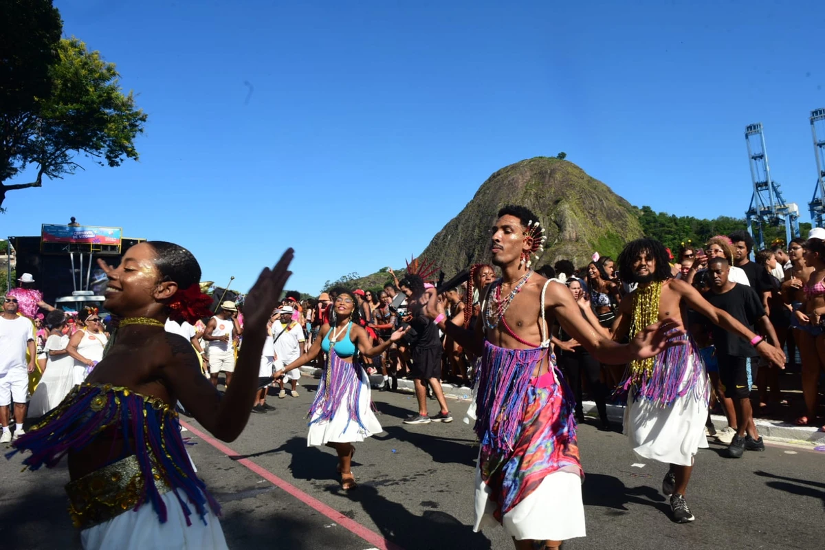 Afrokizomba leva ritmo e representatividade à Avenida Beira-Mar por Ricardo Medeiros