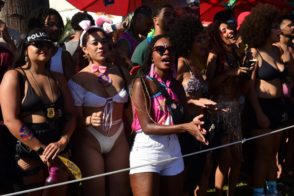 Afrokizomba leva ritmo e representatividade à Avenida Beira-Mar por Ricardo Medeiros