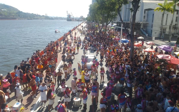 Afrokizomba leva ritmo e representatividade à Avenida Beira-Mar por Ricardo Medeiros
