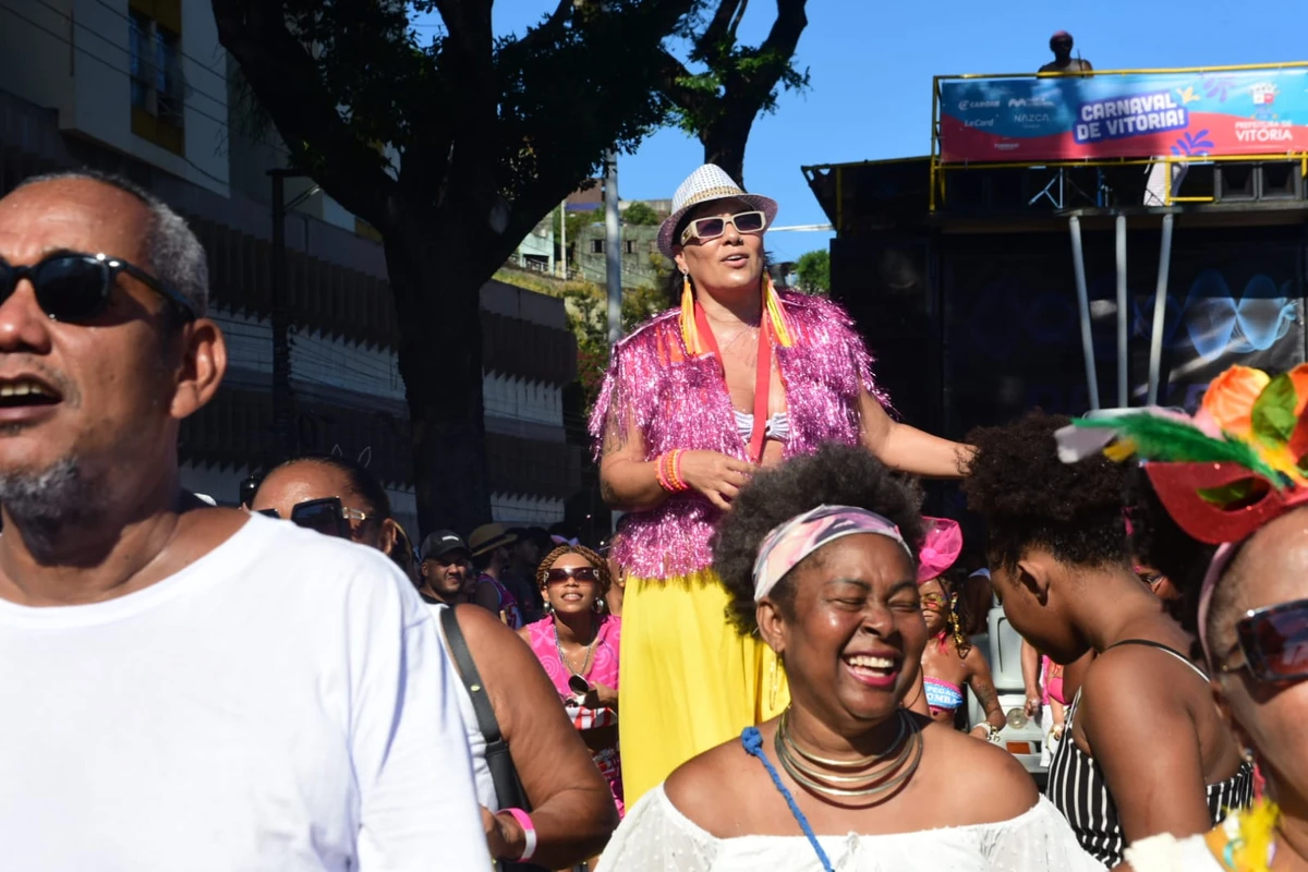 Afrokizomba leva ritmo e representatividade à Avenida Beira-Mar por Ricardo Medeiros