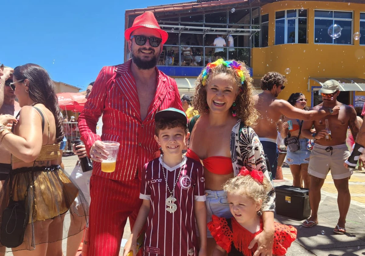 Bloco Banho de Mar à Fantasia, em Manguinhos por Ricardo Medeiros