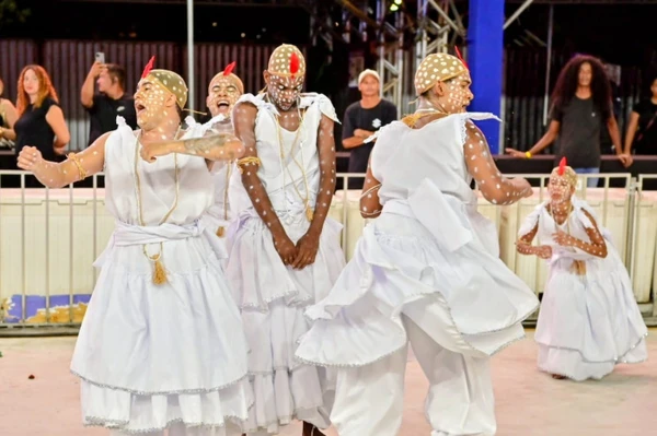 Chega Mais foi a segunda escola a entrar na avenida nesta sexta-feira (13), contando o enredo "Iabassés, cozinhando para os orixás, voduns e inkices o alimento sagrado". por Divulgação | PMV | Marcos Salles