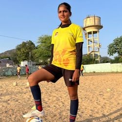 Duas irmãs em uma aldeia indiana falam sobre como o esporte mudou suas vidas e virou ferramenta contra o casamento infantil.