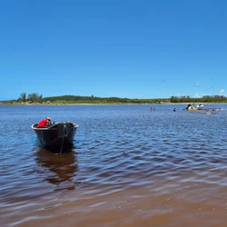 Rapaz nadava com os irmãos quando caiu em um buraco e não conseguiu sair; segundo testemunhas, não havia salva-vidas no local no momento do incidente