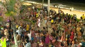 Desfile de bloco de carnaval em Jacaraípe, na Serra