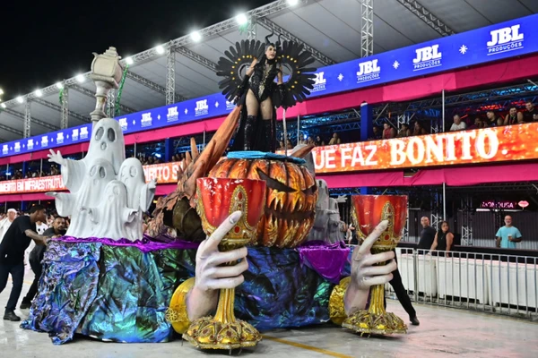 A Império de Fátima transformou a avenida em um verdadeiro reino encantado ao apresentar o enredo "Era uma vez... Embarque nessa viagem mágica!" por Marcos Salles 