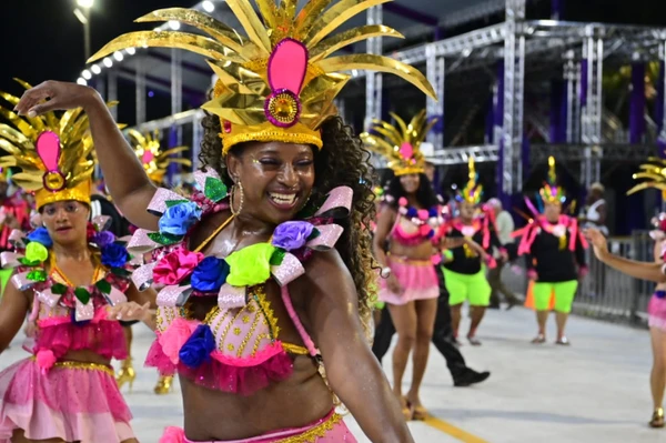 A Mocidade Serrana foi a última escola a desfilar na avenida do samba, e encerrou a programação no Sambão do Povo com o enredo "Colo - Criação, Cuidado e Afeto" por Marcos Salles 