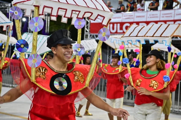 A Mocidade Serrana foi a última escola a desfilar na avenida do samba, e encerrou a programação no Sambão do Povo com o enredo "Colo - Criação, Cuidado e Afeto" por Marcos Salles 