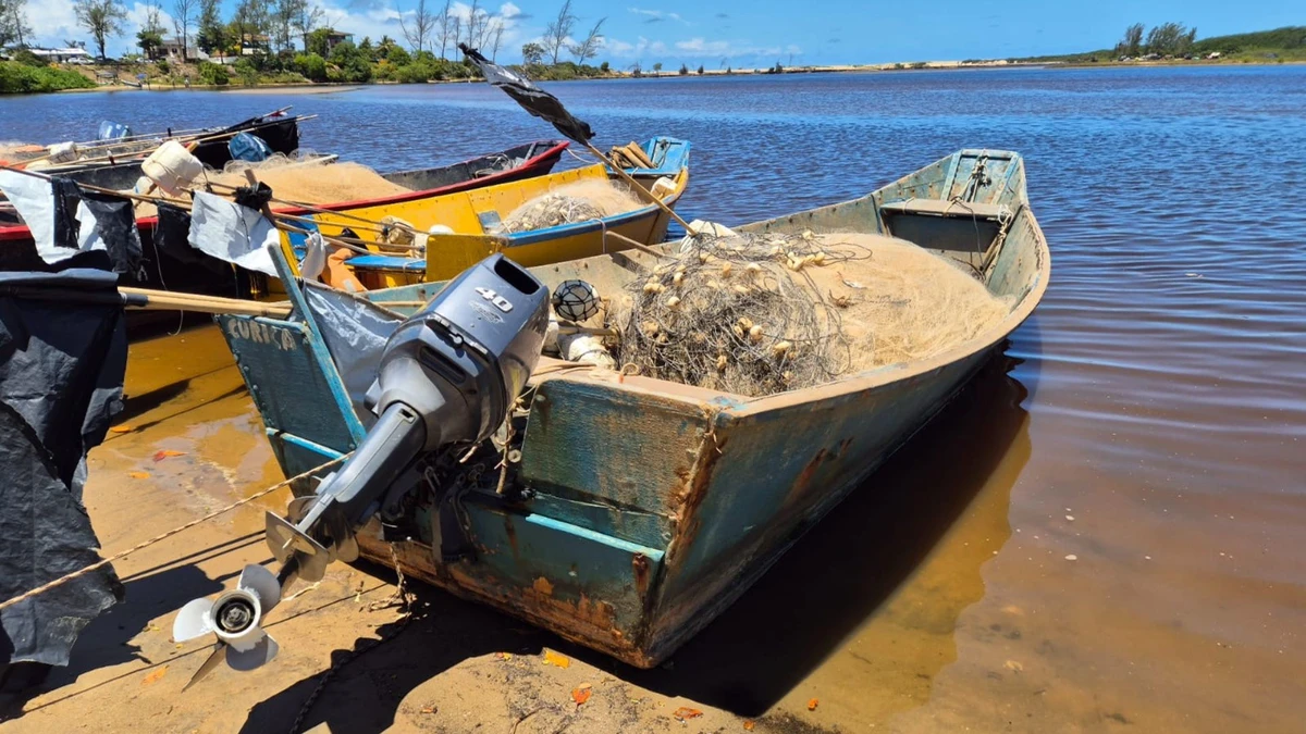 Barco dos pescadores a deriva 