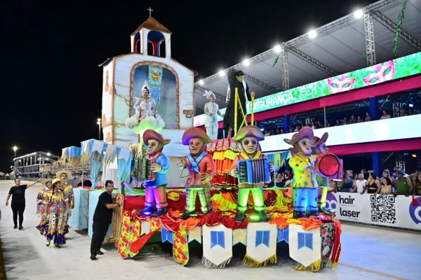 Com o enredo "Sob o Céu Junino, a Mocidade Faz a Festa!", a escola Mocidade da Praia entrou no Sambão do Povo por Léo Silveira