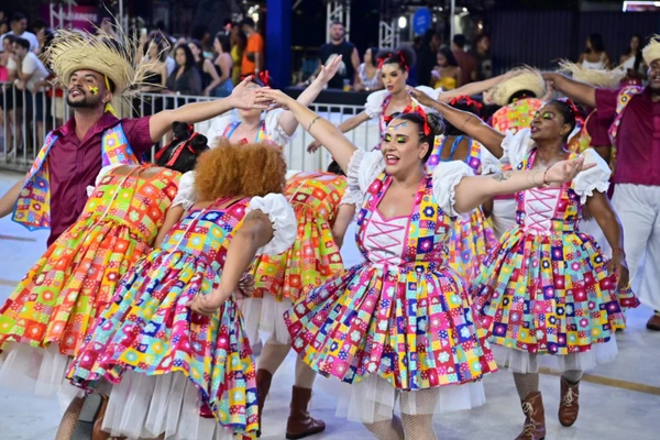 Com o enredo "Sob o Céu Junino, a Mocidade Faz a Festa!", a escola Mocidade da Praia entrou no Sambão do Povo por Léo Silveira