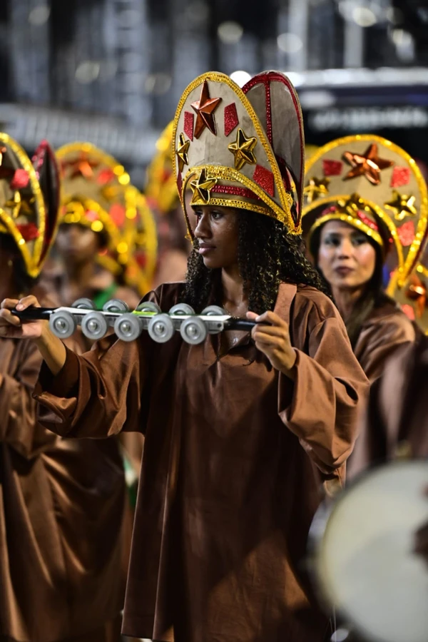 Com o enredo "Viajando na Literatura do Brasil", a União Jovem de Itacibá cruzou a avenida por Léo Silveira 