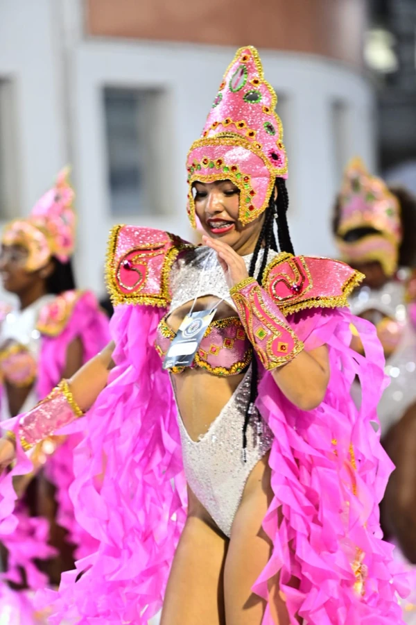Com o enredo "Viajando na Literatura do Brasil", a União Jovem de Itacibá cruzou a avenida por Léo Silveira 