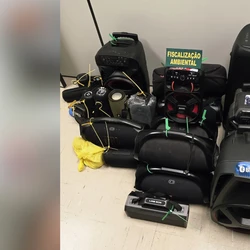 Aparelhos operavam com volume acima dos limites estabelecidos pela legislação ambiental, provocando excesso de ruído, segundo a fiscalização