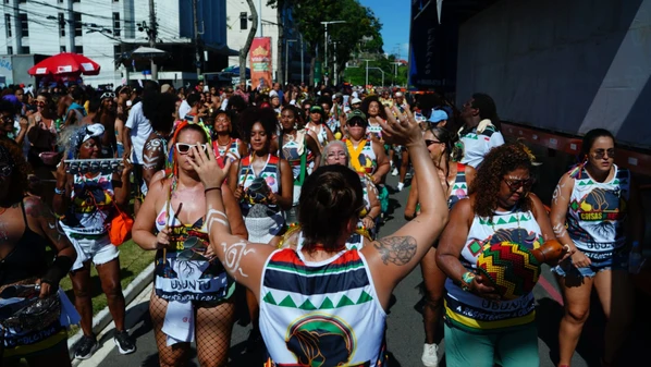 Com o tema “A Resistência é Coletiva!”, bloco animou foliões nesta segunda-feira (16) ao som de grandes sucessos da música brasileira